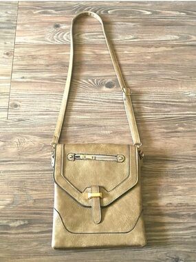 Classic Crossbody Leather-Style Shoulder Bag in Tan